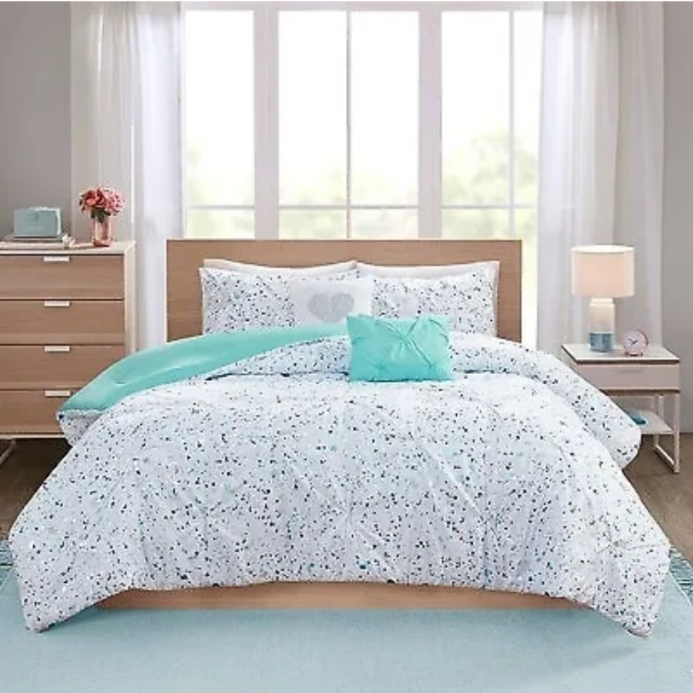 New Nicole Full/Queen Metallic Print Pintucked Comforter Set.